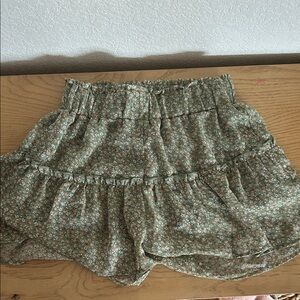 Altar'd State Floral High Waist Shorts - Green
Unworn but doesn’t have tags.